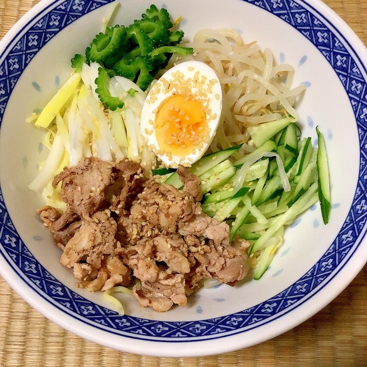 豚こまの焼肉のタレ炒め乗せ冷し中華。